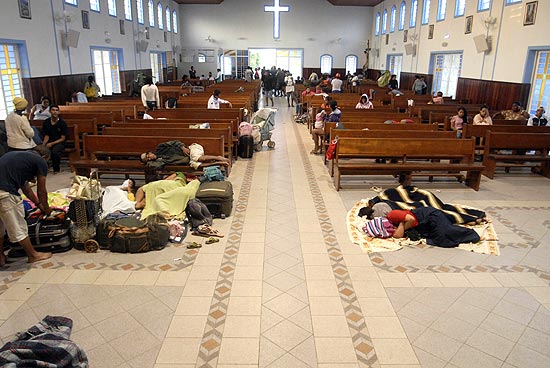 Moradores do Pinheirinho se acomodam dentro de paróquia próxima da invasão