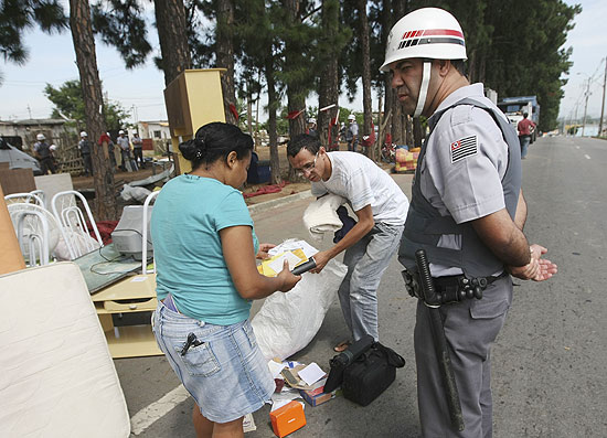 Casal observado por PM procura documentos pessoais no meio da rua ao lado da comunidade Pinheirinho 
