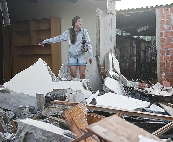Ex-moradora do Pinheirinho, Ana Paula da Conceição, 23, se desespera ao ver que a casa onde morava foi demolida