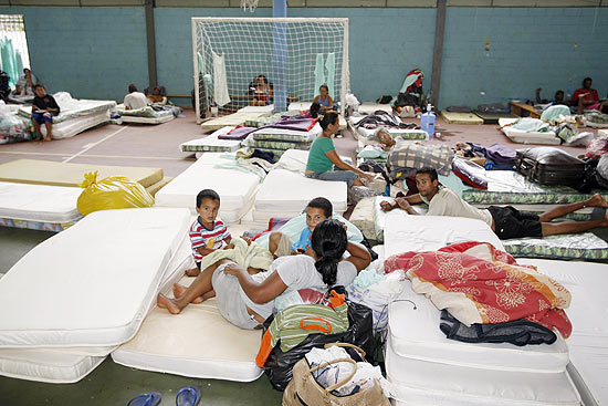 Famílias dormem em colchões após serem retiradas de casa durante reintegração de posse no interior de SP