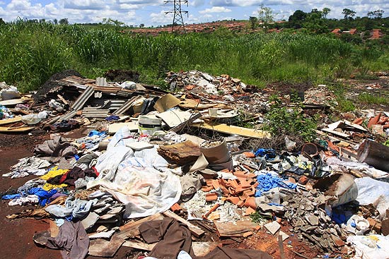 Lixo e entulho na avenida Governador Lucas Nogueira Garcez, área irregular de descarte de lixo em Ribeirão Preto