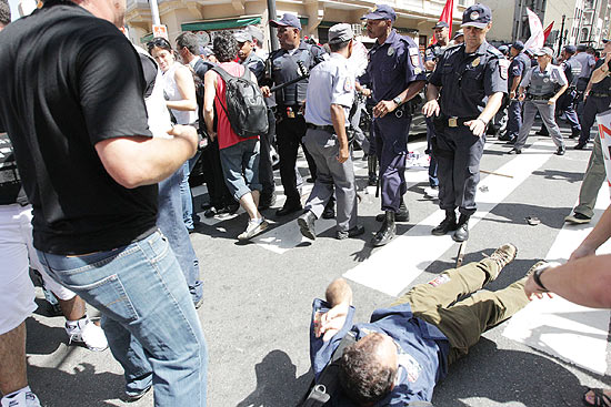 Manifestante cai durante confronto com policiais e guardas civis na Sé após missa pelo aniversário da cidade