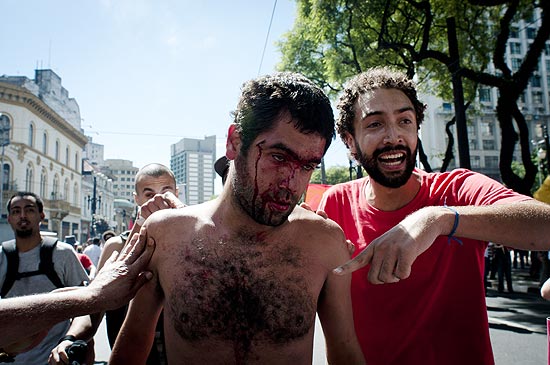 Manifestante é ferido durante confronto com a PM durante saída do prefeito Gilberto Kassab da missa de aniversario da cidade