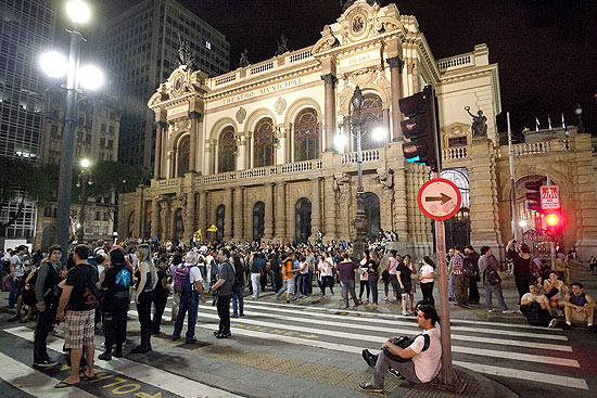 Caminhada noturna reúne mais de 300 pessoas na região central de São Paulo no aniversário da cidade