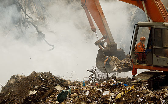 Bombeirostrabalham na remoo dos escombros de prdios no centro; acidente deixou 17 mortos em 2012