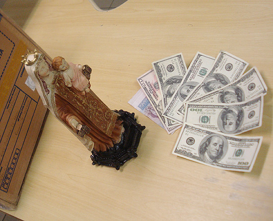 Imagem de Nossa Senhora do Carmo apreendida recheada de cocana; polcia apreendeu a droga e dinheiro dos presos