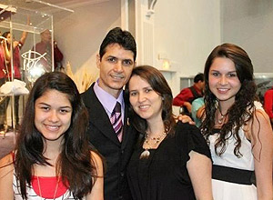 A partir da esq.:Lidiane Carmo, 15, José do Carmo Júnior, 43, Adriana do Carmo, 39, e Letícia Carmo, 17
