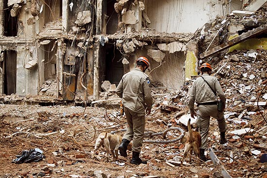 Bombeiros e ces fazem buscas por vtimas nos escombros dos prdios que desabaram no Rio; veja galeria