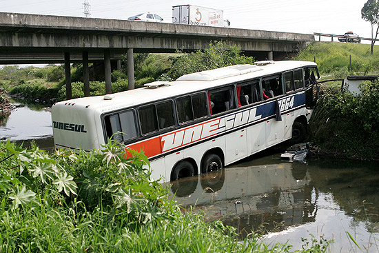 Ônibus saiu da pista da rodovia Freeway, no Rio Grande do Sul; 12 pessoas ficaram feridas
