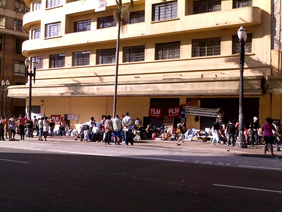 Famlias se acomodam em calada da avenida So Joo aps a GCM derrubar barracos 