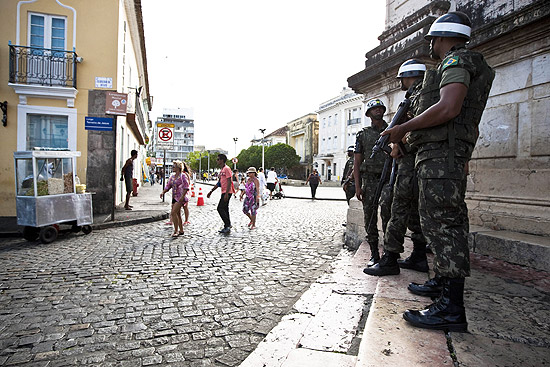 Homens do Exército fazem reforço do policiamento do Pelourinho durante greve da Polícia Militar na Bahia