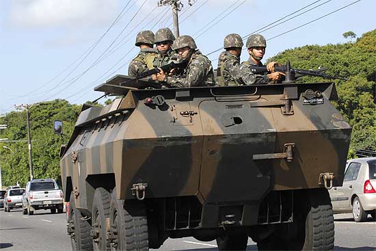 Exército coloca blindados Urutu nas ruas de Salvador para patrulhar as ruas da cidade