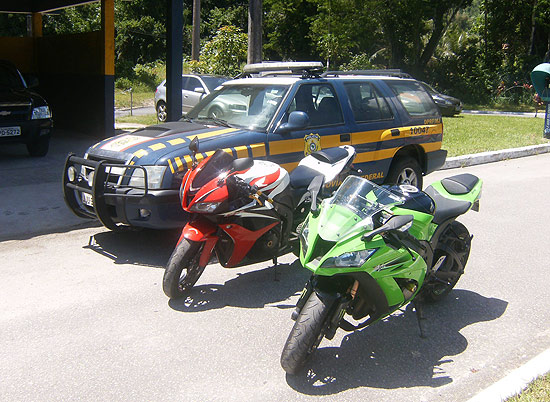 Segundo a PRF (Polícia Rodoviária Federal), as motos apreendidas estavam a 150 km/h durante o racha