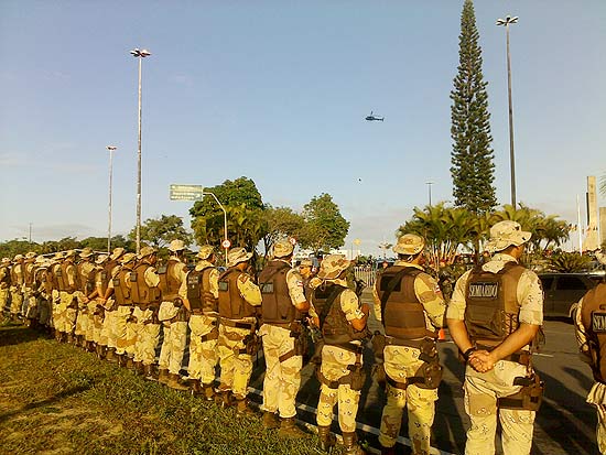 Exército participa de cerco a Assembleia Legislativa da Bahia; PMs em greve permanecem no local