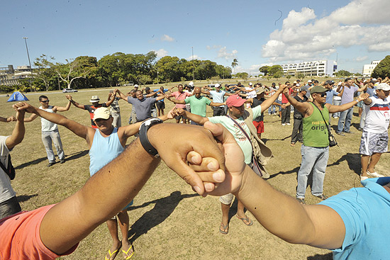 Policiais em greve fazem orao em frente  Assembleia Legislativa da Bahia; categoria comea a deixar prdio