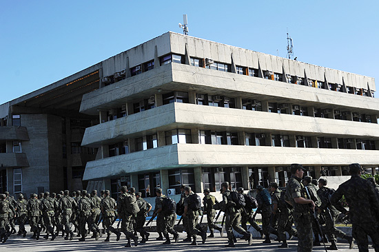 Tropas do Exército entram no prédio da Assembleia após grevistas deixarem o local