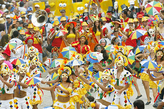 Passistas de frevo abrem o tradicional desfile dos Papangus na pequena cidade de Bezerros (120 km de Recife)