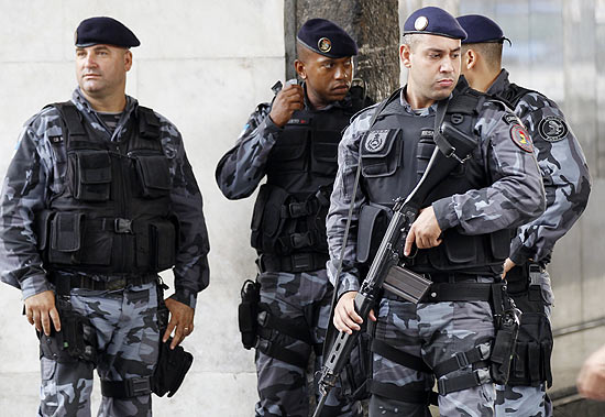 Batalhão de Choque fazem patrulhamento no Rio durante greve das polícias Civil, Militar e dos bombeiros