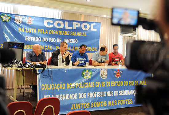 Representantes do movimento grevista na polícia e no Corpo de Bombeiros concedem entrevista coletiva nesta sexta-feira