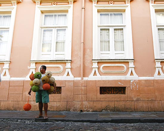 O vendedor de lustres Carlos Magno, 47, desanimado com a falta de negócios nas ruas do Pelourinho, no centro histórico de Salvador