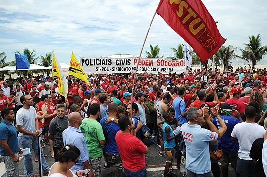 Bombeiros e Policias fazem protesto em Copacabana, na zona sul do Rio de Janeiro 