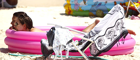 Mulheres se refrescam em piscina plástica na praia do Leblon, no Rio de Janeiro