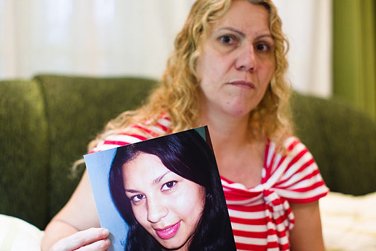 Ana Cristina Pimentel, me de Elo, mostra foto da filha morta em 2008 aps ser mantida refm por mais de cem horas