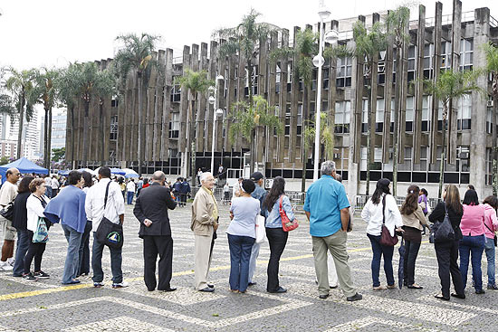 Pessoas fazem fila para acompanhar o julgamento de Lindemberg em Santo André, Grande São Paulo