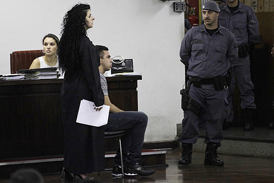 Acusado de matar Elo Pimentel ao lado da advogada de defesa Ana Lcia Assad momentos antes do julgamento