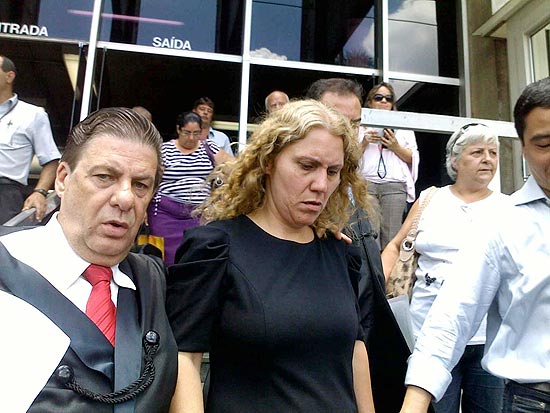 A mãe de Eloá, Ana Cristina Pimentel, sai do fórum onde Lindemberg Alves é julgado, em Santo André 