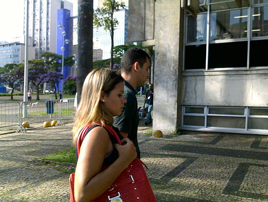 Ronickson Pimentel, irmão de Eloá, chega com a mulher ao Fórum de Santo André para o terceiro dia de júri