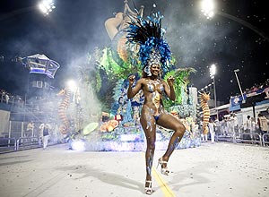 Integrante desfila pela Rosas de Ouro; veja fotos