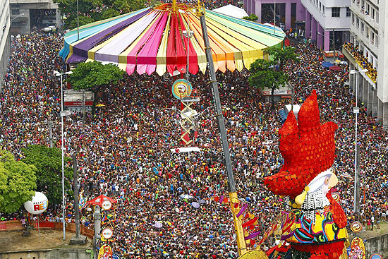 Folies durante desfile do Galo da Madrugada, no Recife, neste sbado