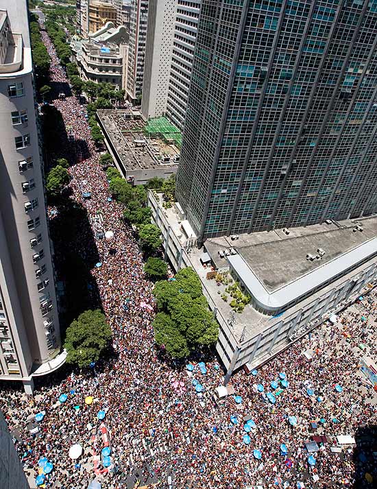 Desfile do Cordo da Bola Preta, na avenida Rio Branco, no Rio de Janeiro 