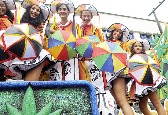 Dançarinos de frevo homenageiam Gonzaguinha, o rei do baião, no bloco Galo da Madrugada em Recife