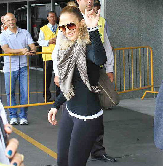 Jennifer Lopez chega ao aeroporto Tom Jobim; cantora é presença confirmada no camarote da Brahma