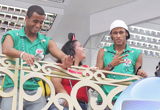 Os jogadores Neymar, do Santos, e Lucas, do So Paulo, em Salvador (BA)