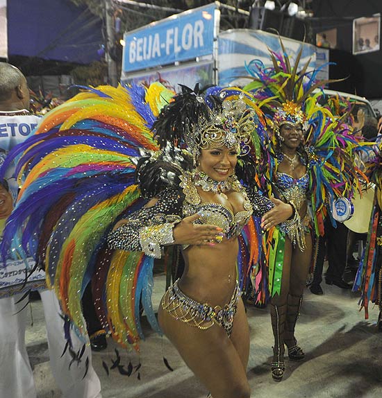 Integrante da Beija-Flor desfila enredo sobre So Lus; veja fotos
