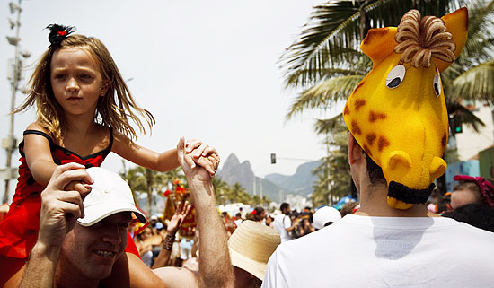 Folies aproveitam ltimo dia de Carnaval com o bloco "Rio Maracatu", em Ipanema, no Rio