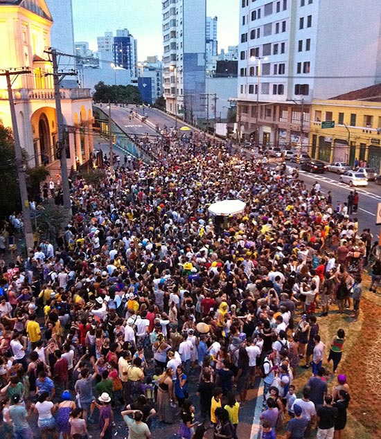 Centenas de folies festejam com o bloco Agora Vai no Minhoco, em So Paulo