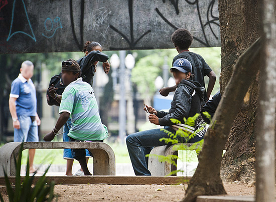Usuários de crack consomem a droga na praçaa da Sé, no mesmo horário em que Kassab visitava a cracolândia