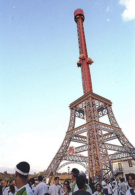 Acidente na Torre Eiffel, do Hopi Hari, matou uma adolescente