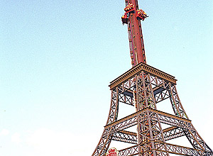 Acidente na Torre Eiffel matou uma adolescente na manhã de hoje 