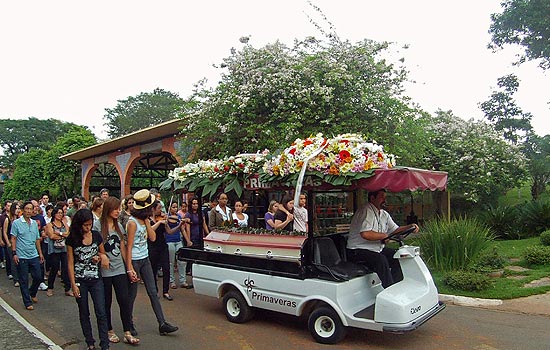 Enterro da menina Yokari Michimura, 14, que morreu ontem ao cair de brinquedo no parque Hopi Hari, em SP