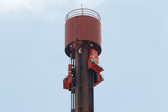 Funcionários fazem teste no brinquedo Torre Einffel do parque de diversões Hopi Hari, em Vinhedo (SP)