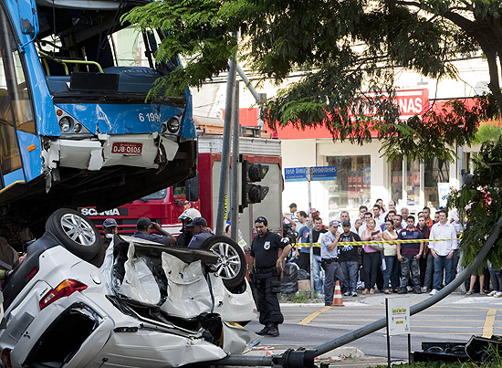 Acidente entre um ônibus e um carro que deixou dois mortos no Campo Belo, zona sul de São Paulo