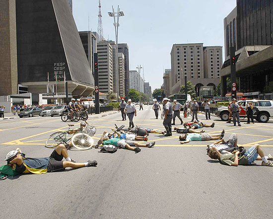 Manifestantes protestaram ontem (2) na avenida Paulista após uma ciclista morrer atropelada no local