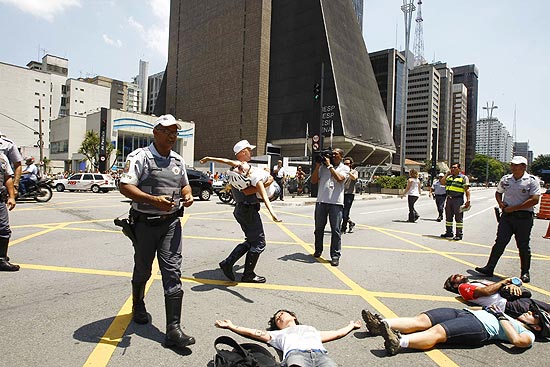 PMs retiram ciclistas que fizeram protesto na avenida Paulista no local onde uma ciclista morreu
