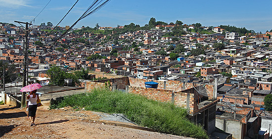 Cerca de 800 famílias moram na favela do Savoy, em Carapicuíba(SP); o terreno teve a reintegração de posse ordenada