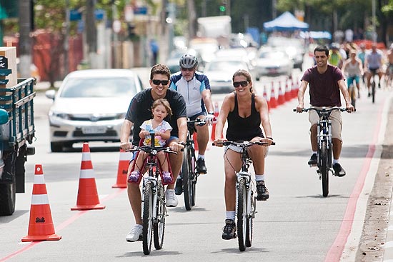 Ciclofaixas so ativadas na sexta devido ao feriado, imagem mostra ciclistas na ciclofaixa da zona norte de SP